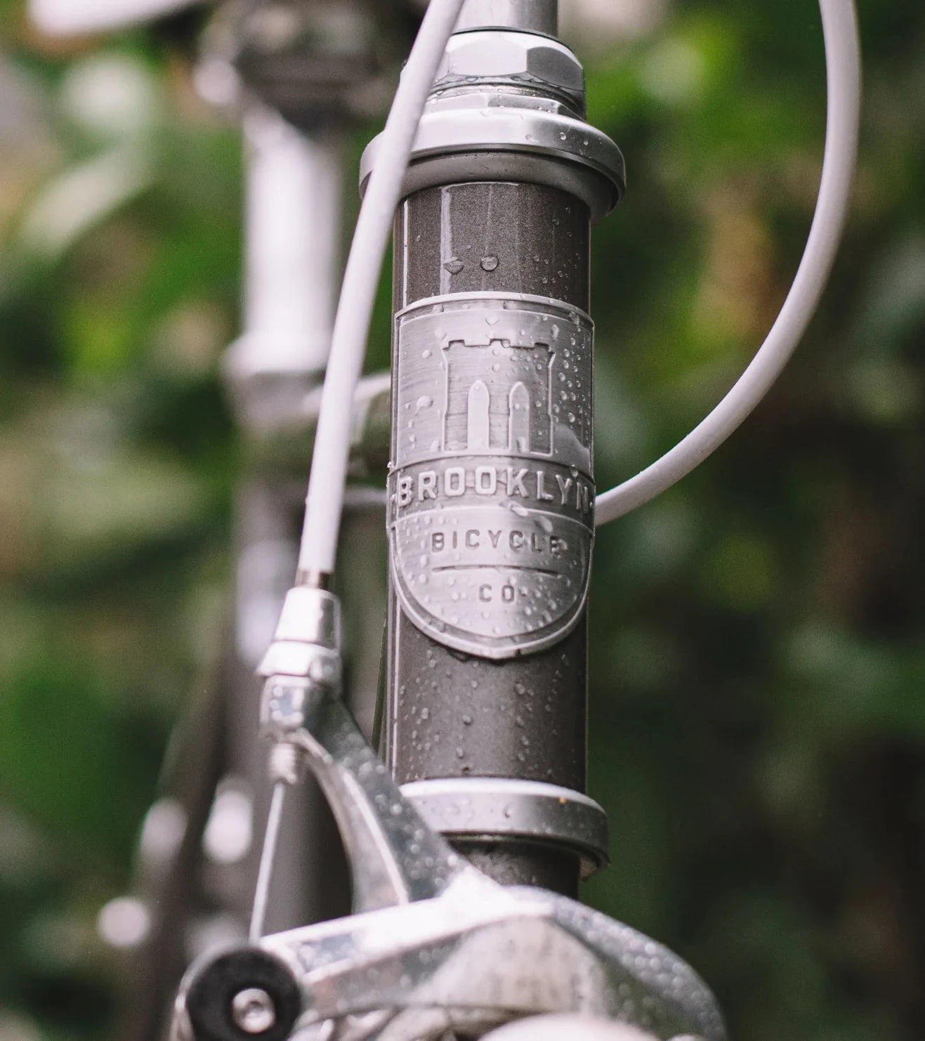 Wythe headbadge with raindrops
